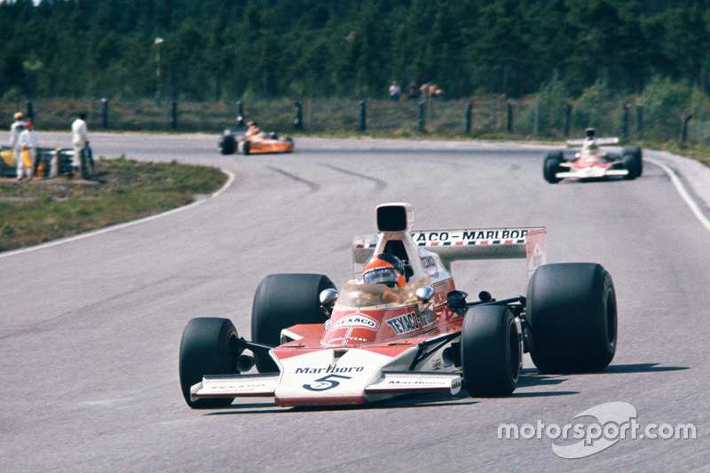Campeã oito vezes entre equipes e 12 vezes entre pilotos, a McLaren viu seus dois primeiros mundiais vindos pelas mãos de Emerson Fittipaldi, no ano de 1974.