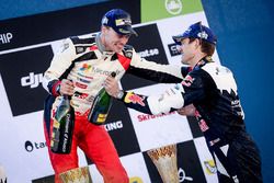 Podium: winnaar Jari-Matti Latvala, Toyota Racing en derde plaats Sébastien Ogier, M-Sport