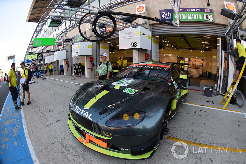 №95 Aston Martin Racing Aston Martin Vantage: Ники Тим, Марко Сёренсен, Ричи Стэнэвэй