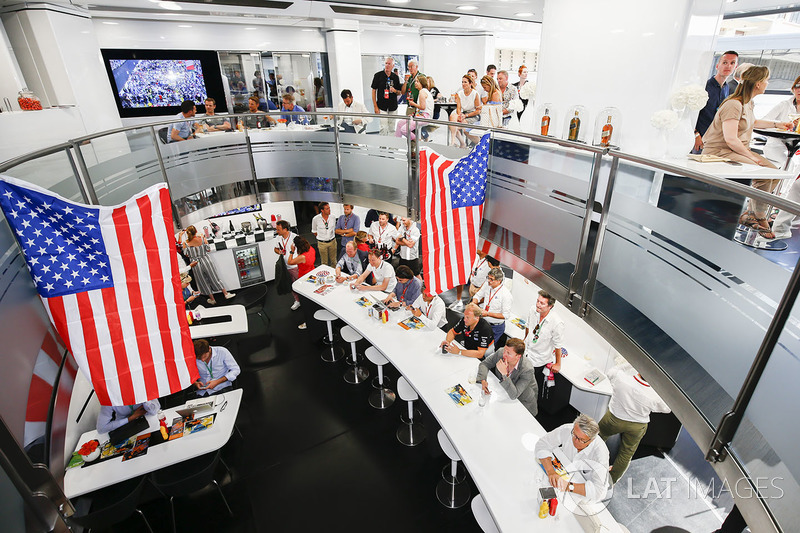 McLaren ekibi Fernando Alonso'nun yarışın izliyor