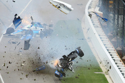 Scott Dixon, Chip Ganassi Racing Honda, Jay Howard, Schmidt Peterson Motorsports Honda involved in a