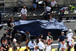 La monoposto di Daniel Ricciardo, Red Bull Racing RB13, ritirato dalla gara