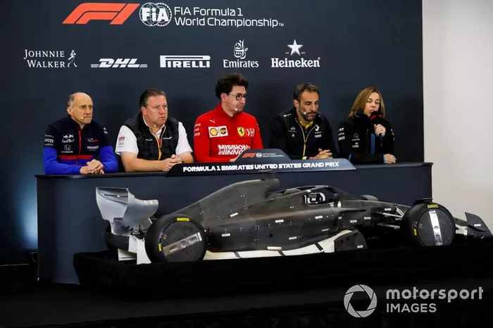 Franz Tost, director, Toro Rosso, Zak Brown, director ejecutivo, McLaren, Mattia Binotto, director del equipo Ferrari, Cyril Abiteboul, director general del equipo Renault F1, y Claire Williams, subdirectora del equipo Williams Racing, se sientan detrás del modelo de un coche de Fórmula 1 2021