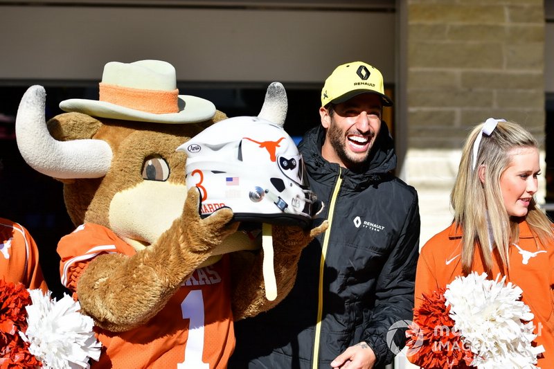 Daniel Ricciardo, del equipo Renault F1, conoce a las animadoras de los Cuernos Largos de Texas y muestra un nuevo diseño de casco