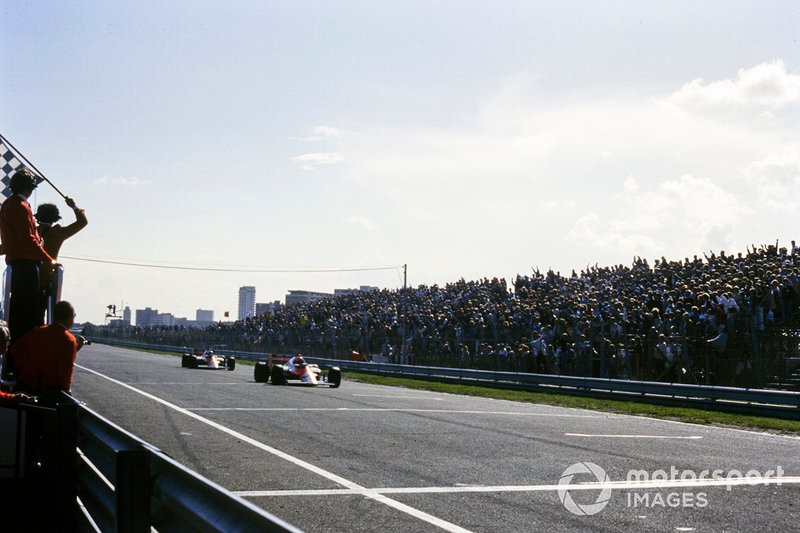 Niki Lauda, McLaren MP4-2B TAG, cruza la línea y toma la bandera a cuadros por delante de Alain Prost, McLaren MP4-2B TAG