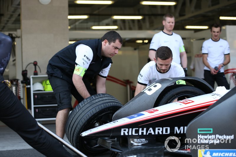 Membri del team provano la sostituzione delle gomme ad Edoardo Mortara's Venturi, EQ Silver Arrow 01
