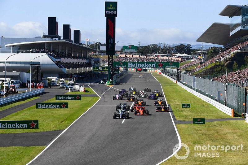 Valtteri Bottas, Mercedes AMG W10 precede Sebastian Vettel, Ferrari SF90, Charles Leclerc, Ferrari SF90, Lewis Hamilton, Mercedes AMG F1 W10 e Max Verstappen, Red Bull Racing RB15, alla partenza della gara