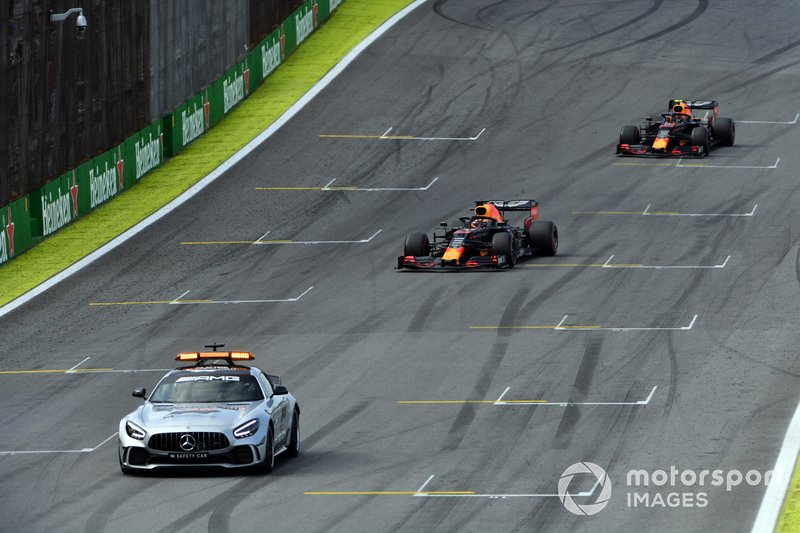 Cuando el Safety Car se retiró, a dos vueltas del final... Hamilton superó sin problemas a Gasly, pero se tocó con Albon en la curva 10 y le hizo caer al 14º puesto