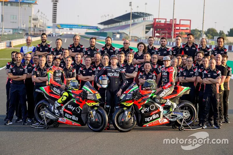 Andrea Iannone, Aleix Espargaro, Bradley Smith, Aprilia Racing Team Gresini con el equipo