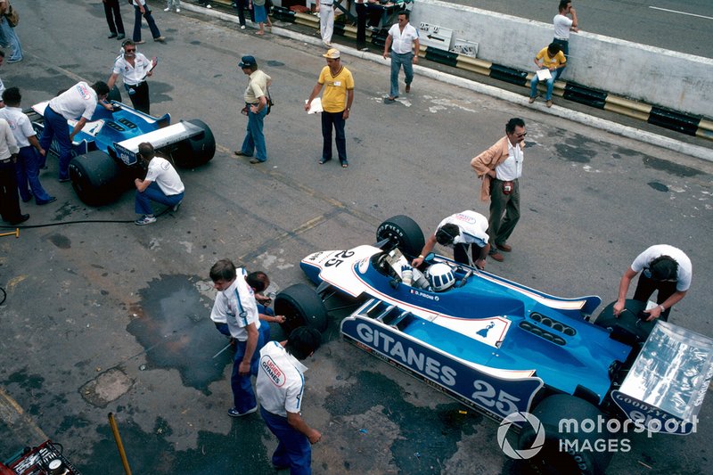 В субботу вызов лидеру попробовала бросить команда Ligier. В предыдущем сезоне ее пилоты завоевали на «Интерлагосе» победный дубль, но в этот раз Дидье Пирони все же остался вторым, остановившись в 0,25 секунды от поула