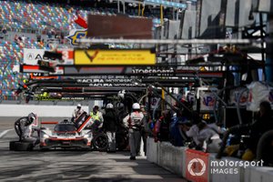 #7 Acura Team Penske Acura DPi, DPi: Helio Castroneves, Ricky Taylor, Alexander Rossi, pit stop