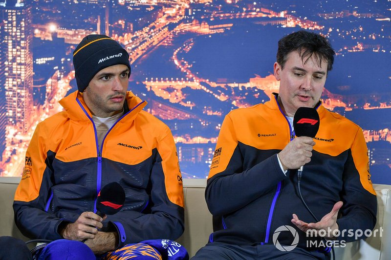 Carlos Sainz Jr., McLaren, e James Key, Technical Director, McLaren in conferenza stampa