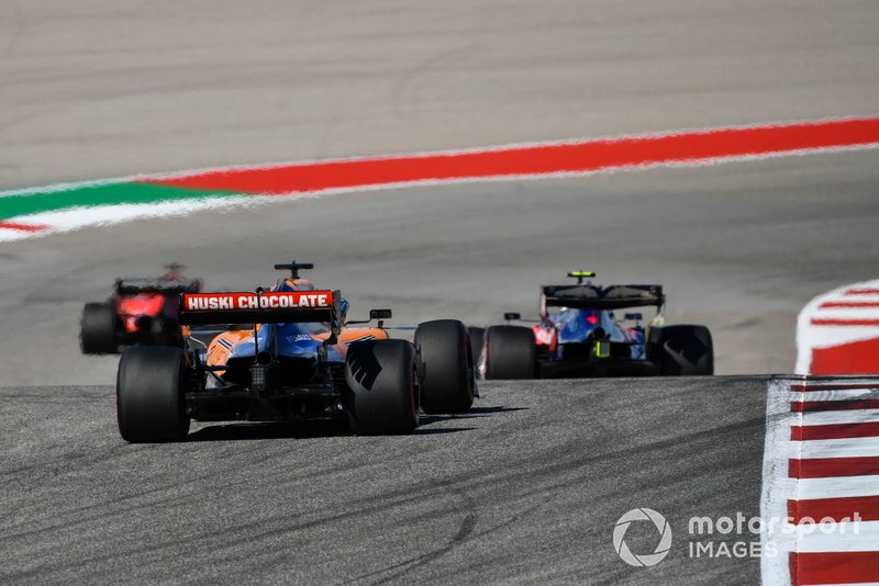 Pierre Gasly, Toro Rosso STR14, precede Carlos Sainz Jr., McLaren MCL34