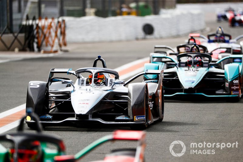 Stoffel Vandoorne, Mercedes Benz EQ Formula, EQ Silver Arrow 01 Mitch Evans, Jaguar Racing, Jaguar I-Type 4 into the pit lane
