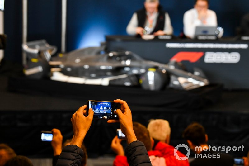 Ross Brawn, manager sportif F1, Chase Carey, président F1, et Nikolas Tombazis dévoilent les règles 2021 lors d'une conférence de presse
