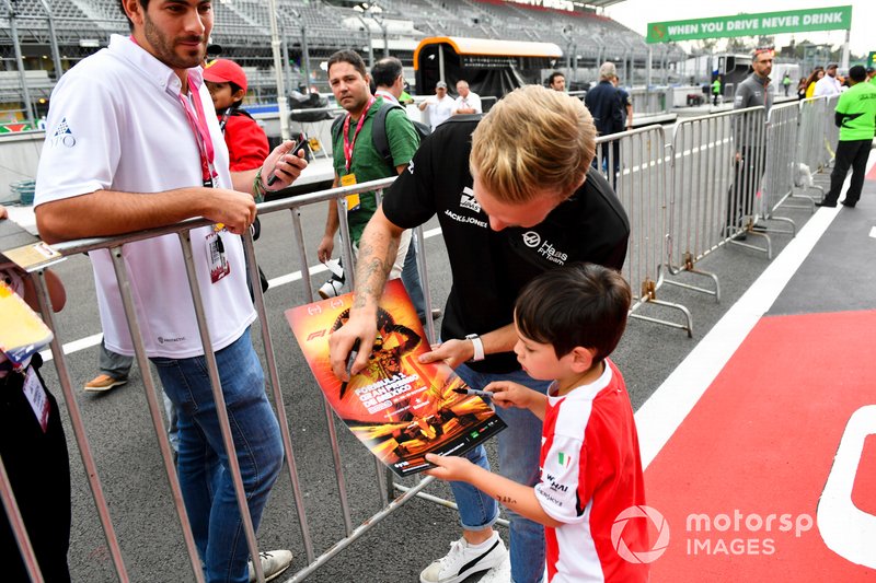 Kevin Magnussen, Haas F1 firma un autógrafo para un aficionado