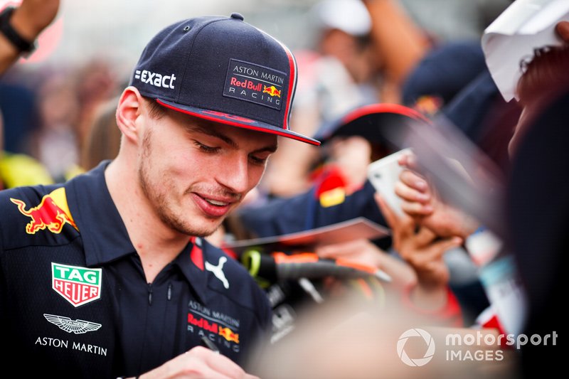 Max Verstappen, Red Bull Racing firma un autografo ad un fan