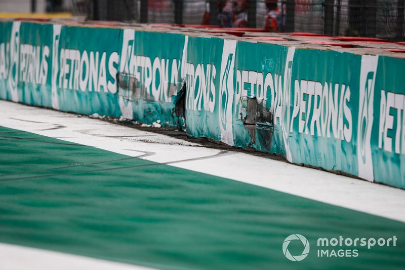 Daños en una barrera tras el choque de Alex Albon, Red Bull Racing