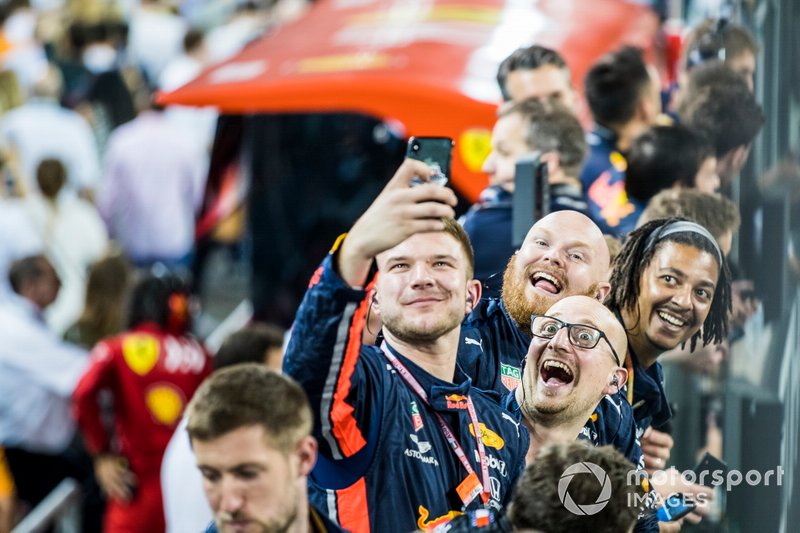 Los miembros del equipo Red Bull celebran después de la carrera