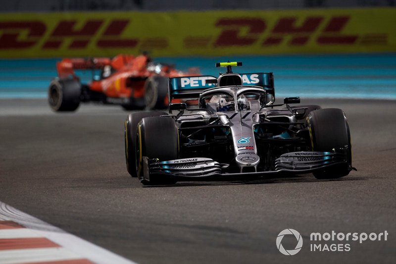Valtteri Bottas, Mercedes AMG W10, precede Sebastian Vettel, Ferrari SF90