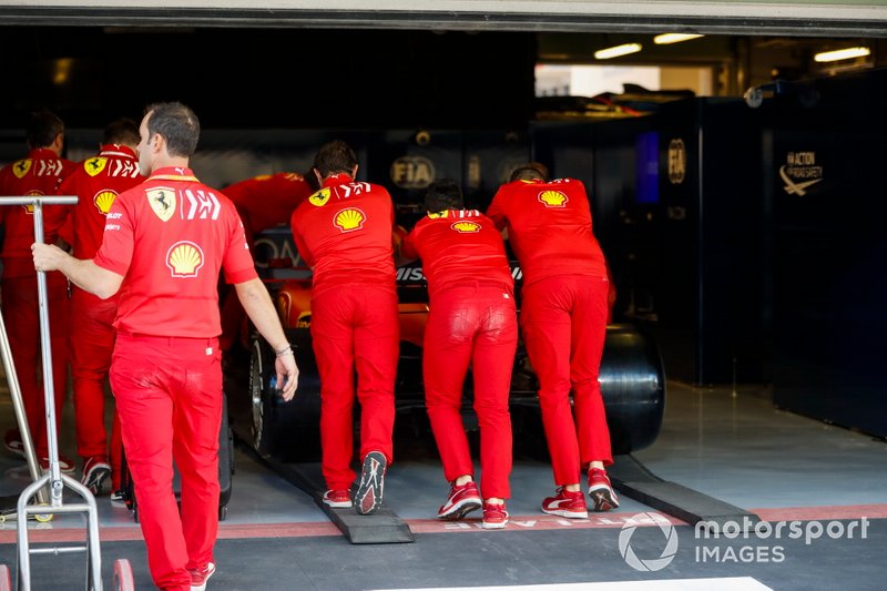 Una Ferrari SF90 alle verifiche tecniche