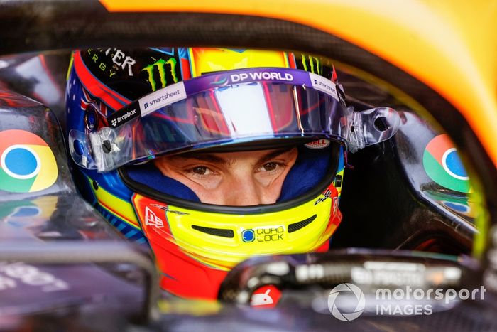 Oscar Piastri, McLaren F1 Team, en su cabina