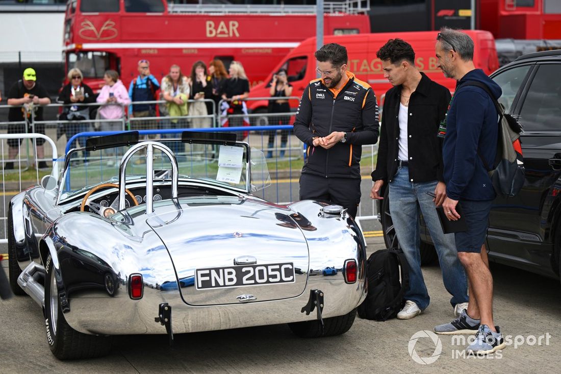 Lando Norris, McLaren F1 Team, przybywa na tor w limitowanej edycji Shelby Cobra.