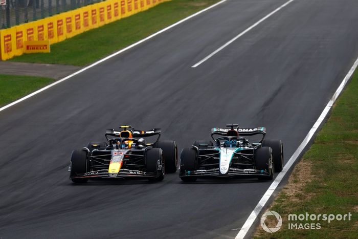 Sergio Pérez, Red Bull Racing RB20 lucha con George Russell, Mercedes F1 W15 