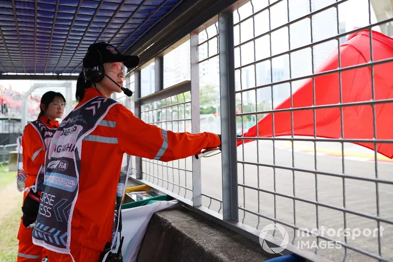 Un maréchal agite le drapeau rouge