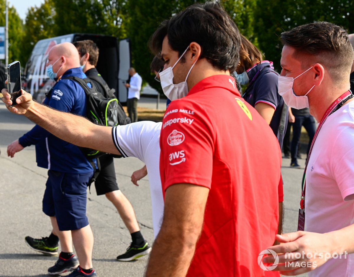 Carlos Sainz Jr. (Ferrari) posa para una foto con fans.