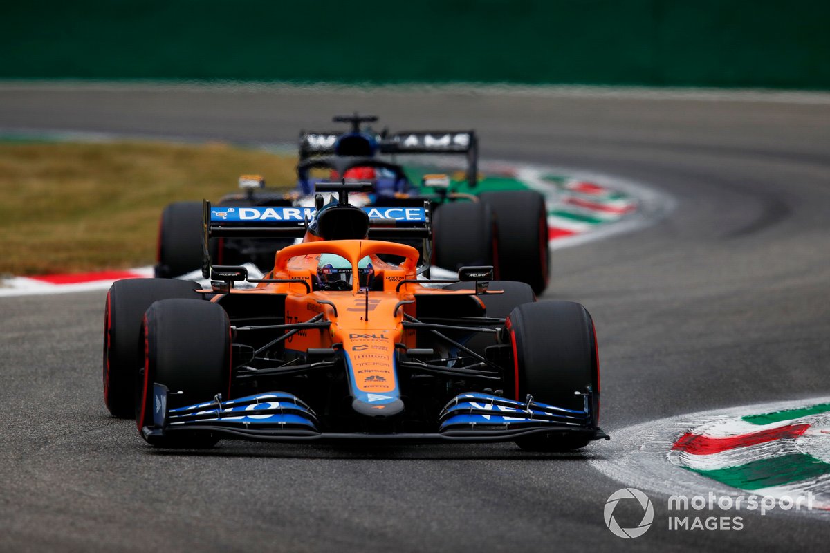 Daniel Ricciardo, McLaren MCL35M, George Russell, Williams FW43B