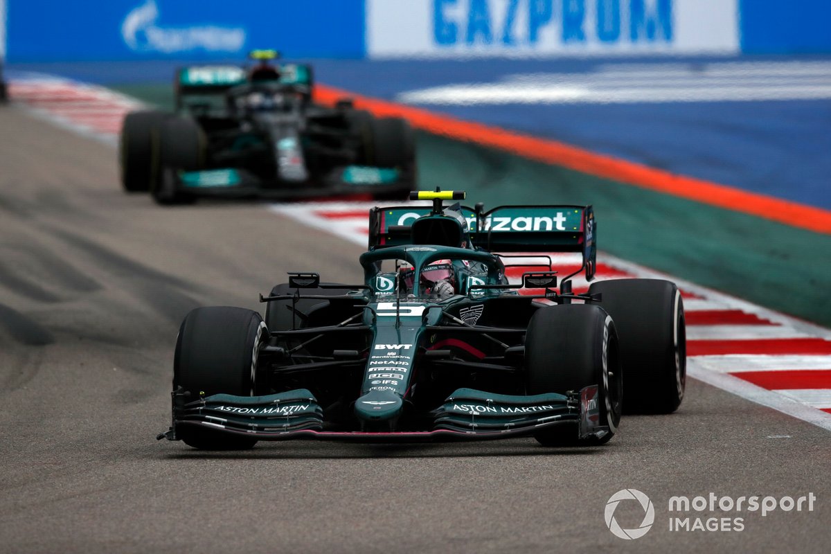 Sebastian Vettel, Aston Martin AMR21, Valtteri Bottas, Mercedes W12