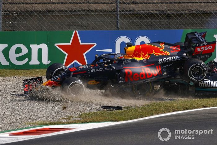 Choque de Lewis Hamilton, Mercedes W12 y Max Verstappen, Red Bull Racing RB16B,
