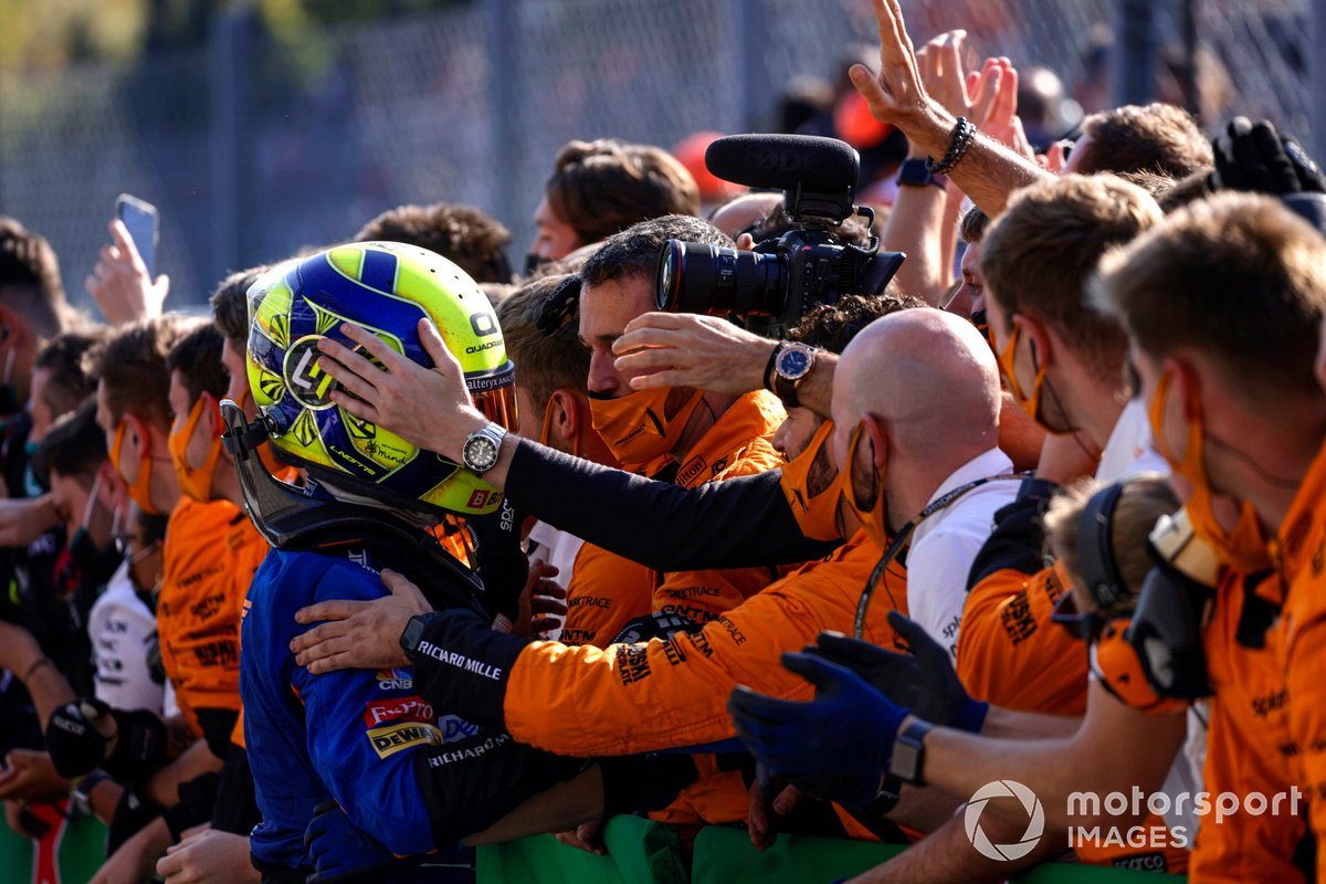 Lando Norris, McLaren, 2a posizione, festeggia con la sua squadra nel Parc Ferme