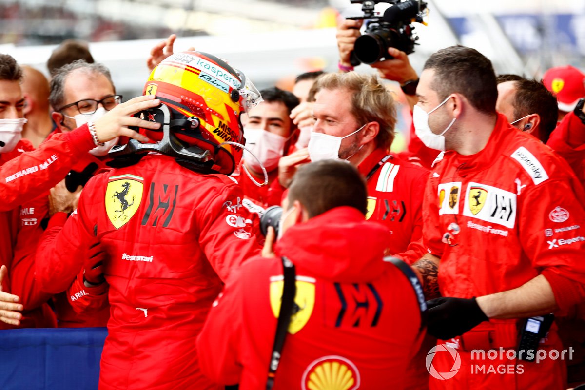 Carlos Sainz Jr., Ferrari, 3a posizione, festeggia con la sua squadra in Parc Ferme