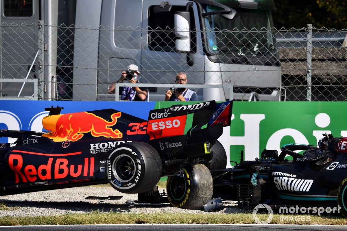 Secuencia del choque de Max Verstappen, Red Bull Racing RB16B, y Lewis Hamilton, Mercedes W12