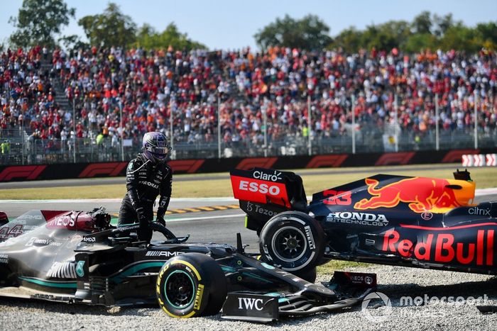 Lewis Hamilton, de Mercedes, se aleja del lugar del accidente