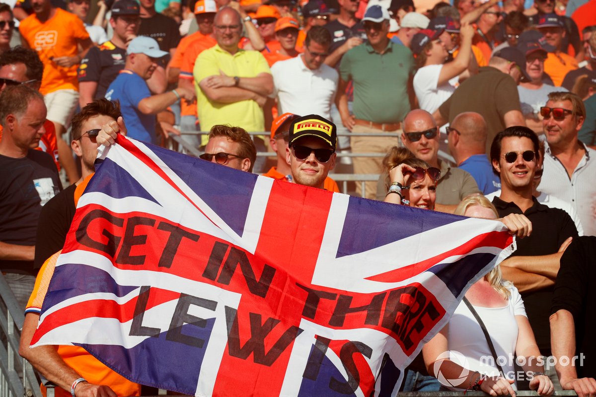 Un fan di Lewis Hamilton, Mercedes, in una tribuna