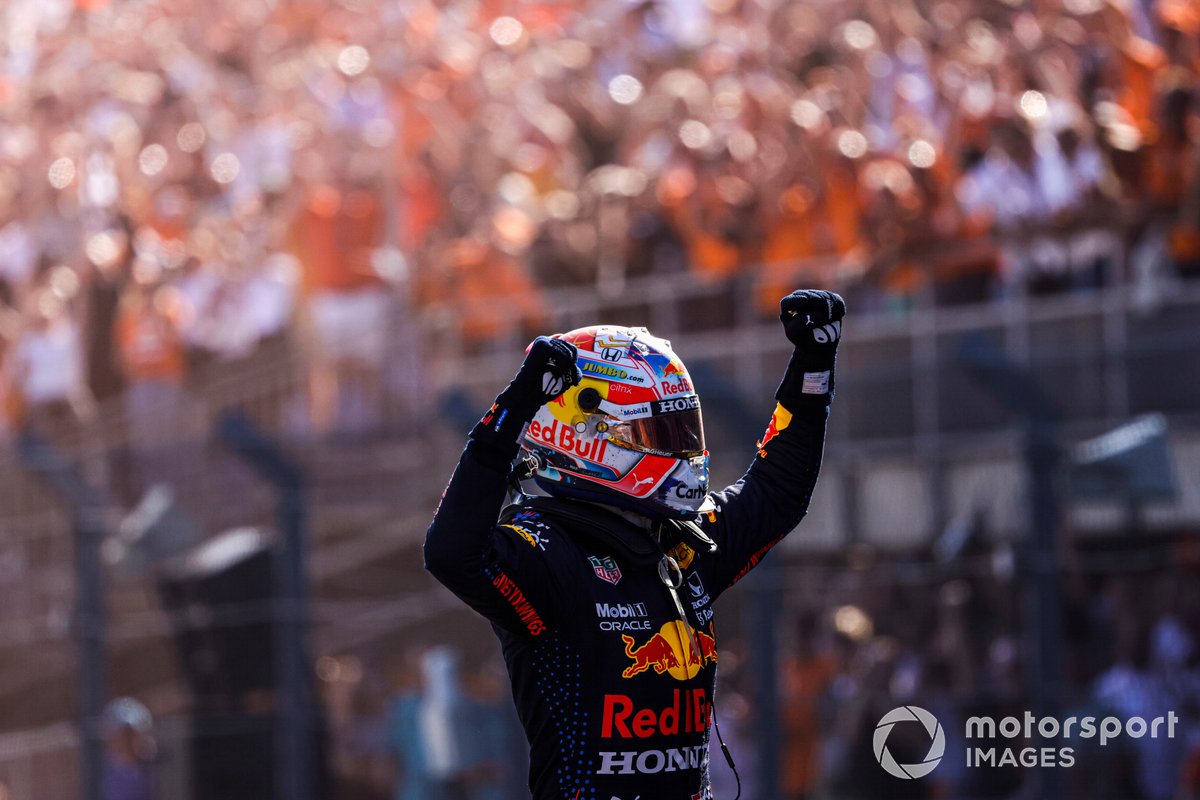 Il vincitore della gara Max Verstappen, Red Bull Racing festeggia nel Parc Ferme