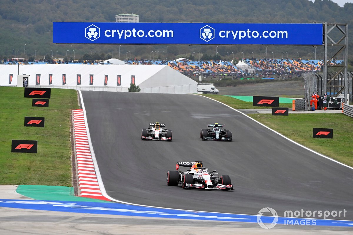 Max Verstappen, Red Bull Racing RB16B, Sergio Pérez, Red Bull Racing RB16B, Sebastian Vettel, Aston Martin AMR21