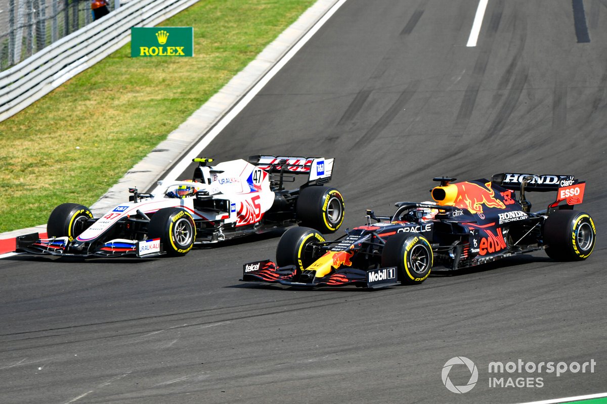 Mick Schumacher, Haas VF-21, e Max Verstappen, Red Bull Racing RB16B