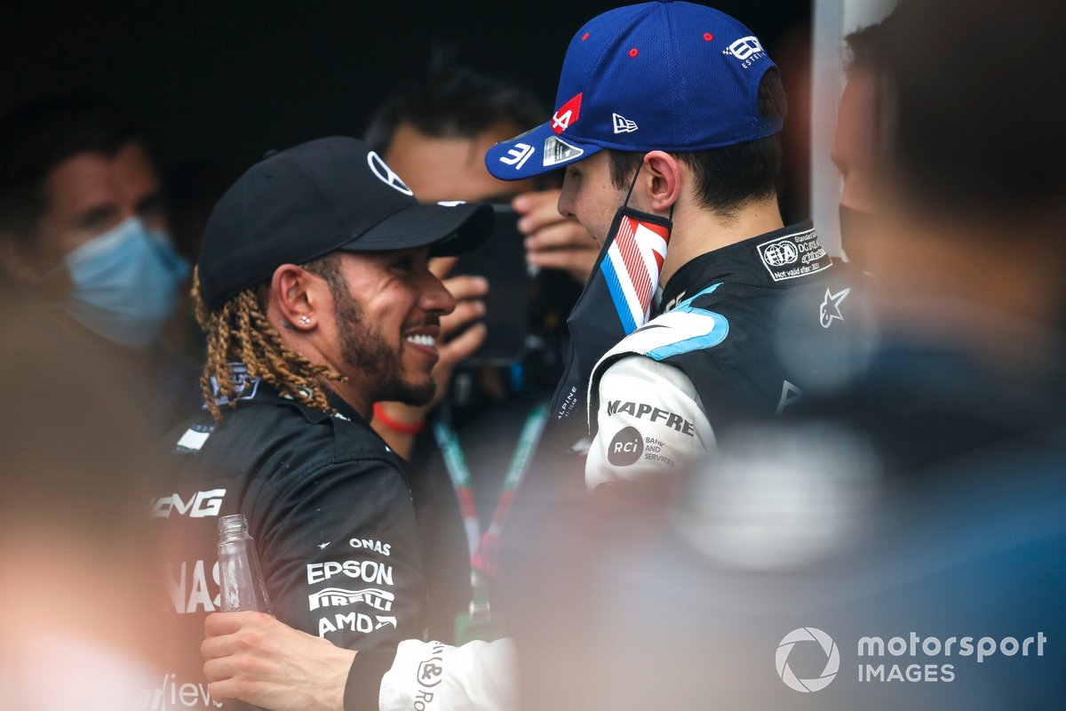 Lewis Hamilton, Mercedes, terzo classificato, si congratula con Esteban Ocon, Alpine F1, primo classificato, al Parc Ferme