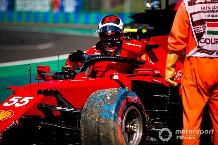 Carlos Sainz Jr., el Ferrari SF21 choca en la clasificación