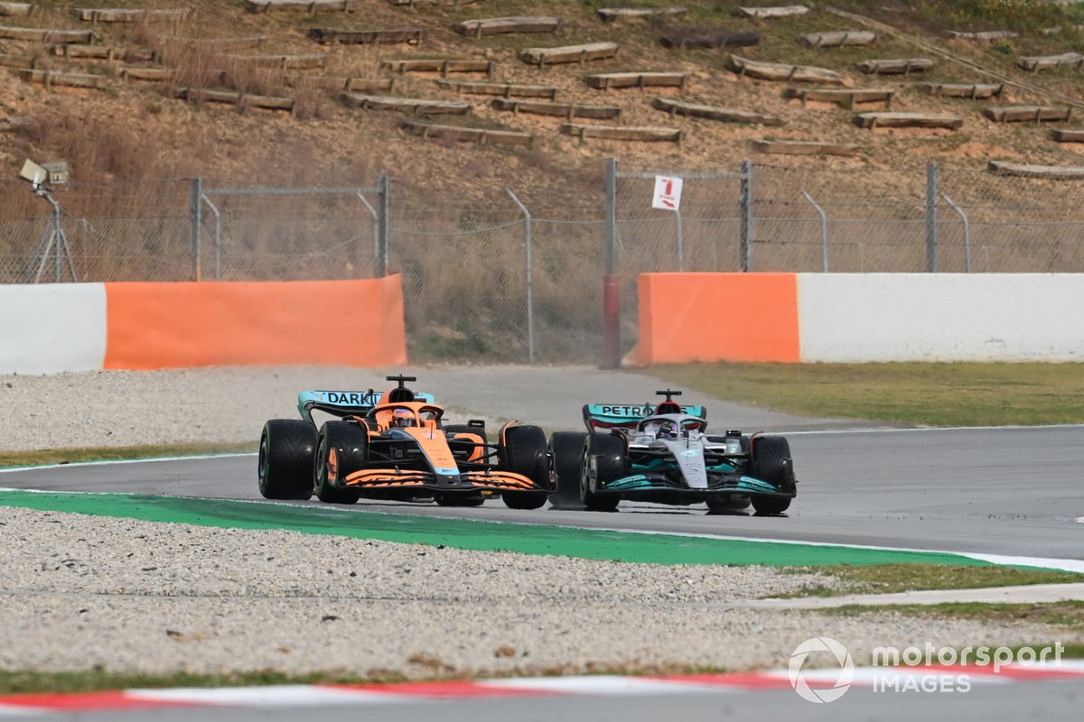 Daniel Ricciardo, McLaren MCL36, Lewis Hamilton, Mercedes W13
