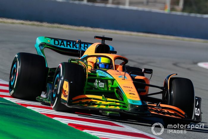 Lando Norris, McLaren MCL36, con pintura para medir el comportamiento aerodinámico