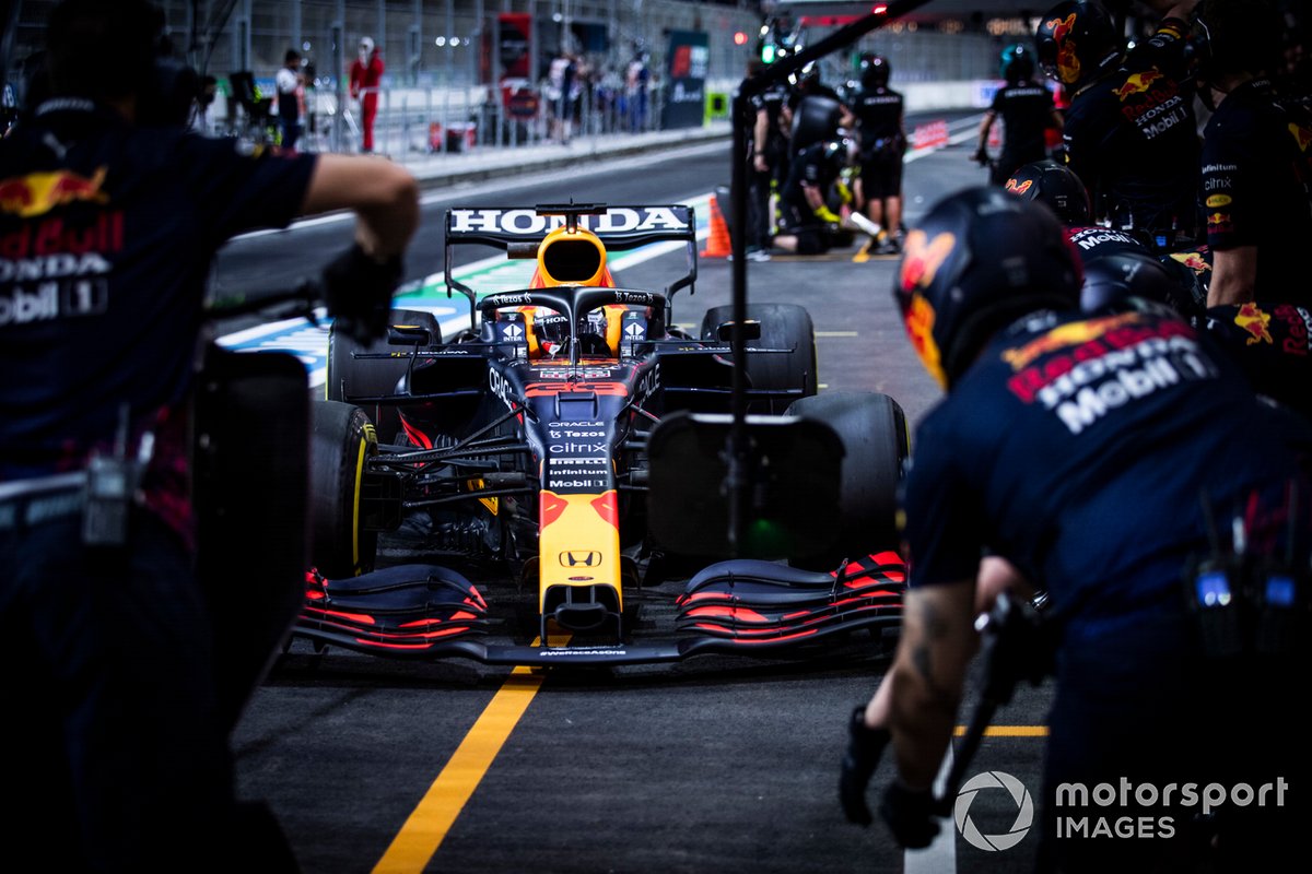 Max Verstappen, Red Bull Racing RB16B, en boxes