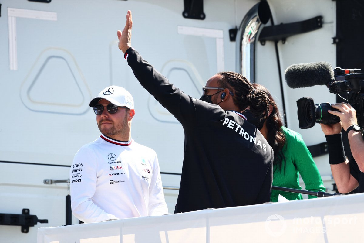 Valtteri Bottas, de Mercedes, y Lewis Hamilton, de Mercedes, en el desfile de pilotos