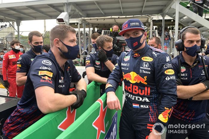Max Verstappen, Red Bull Racing, con sus compañeros de equipo en el Parc Ferme tras la clasificación