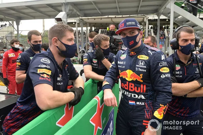 Max Verstappen, Red Bull Racing, con sus compañeros de equipo en el Parc Ferme tras la clasificación