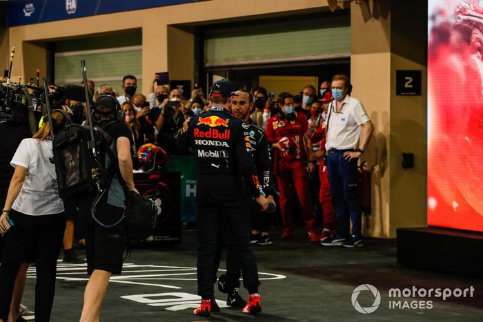 Max Verstappen, Red Bull Racing, 1ª posición, Lewis Hamilton, Mercedes, 2ª posición, se felicitan mutuamente en el Parc Ferme tras la carrera